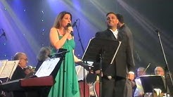 יוסף ארידן והילה בג'יו על הבמה, מאחוריהם התזמורת
