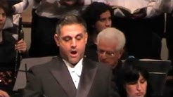 יוסף ארידן שר בחליפה, מאחוריו התזמורת