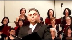 יוסף ארידן שר מתוך פרטיטורה, מאחוריו המקהלה